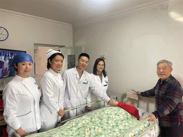 中国中医科学院眼科医院外科综合党支部上门慰问高龄患者